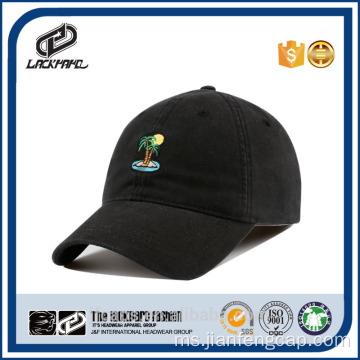 Pantai musim panas yang lembut mencuci topi ayah